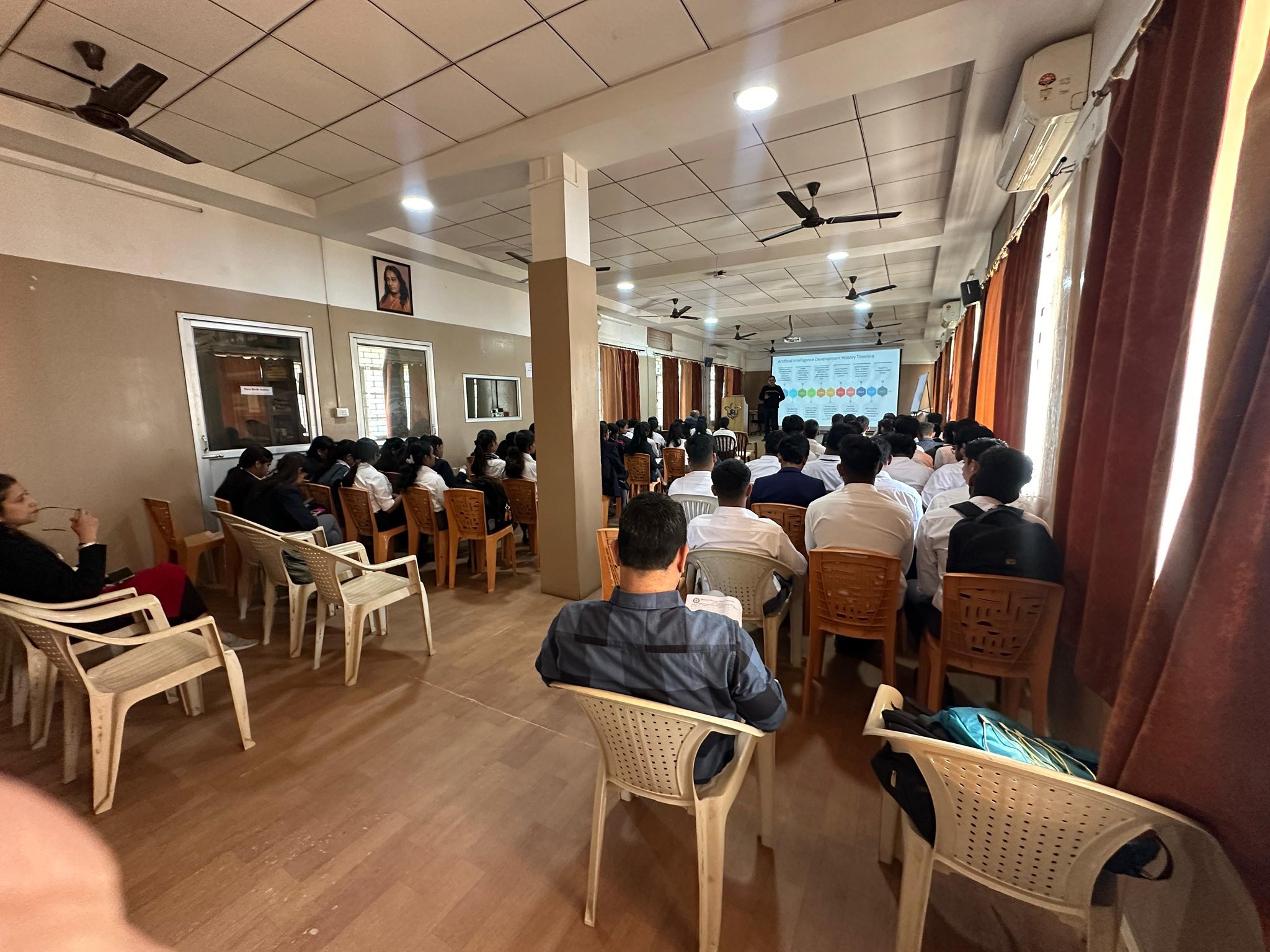 The Department of Business Administration organized a seminar on *The Role of Artificial Intelligence in Business Management* 