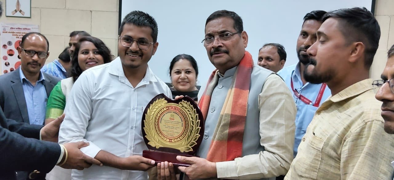 Aditya Kumar, a student of the Department of Zoology (Session 2024–28), was honoured with the Jharkhand Gaurav Samman at the 8th Antarrashtriya Patrakaar Sammelan organised by the Indian Journalist Association. 